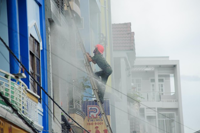 Cảnh sát trèo thang vào nhà dân chữa cháy - Ảnh 6.