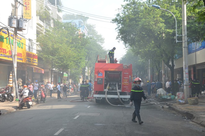 Cháy siêu thị ở Sài Gòn, hàng chục tiểu thương ôm hàng tháo chạy - Ảnh 1.