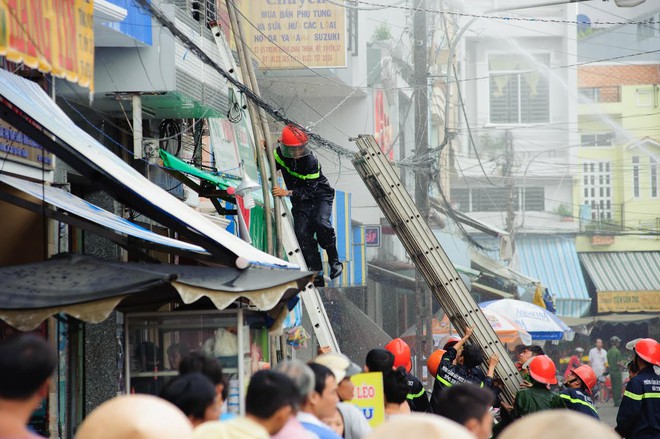 Cảnh sát trèo thang vào nhà dân chữa cháy - Ảnh 8.