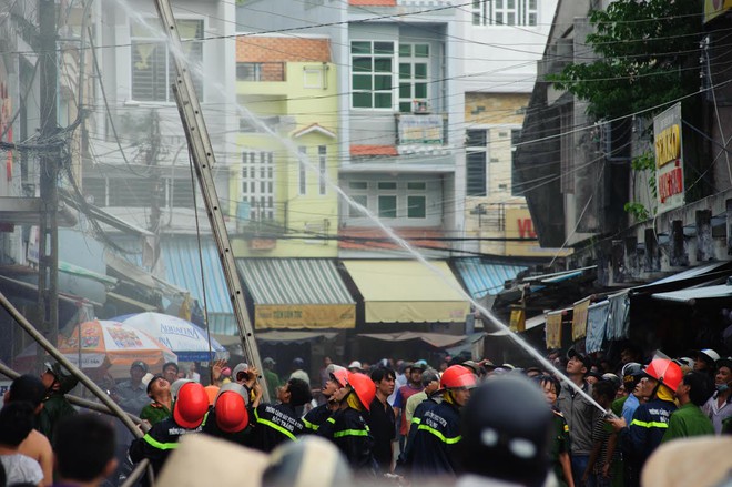 Cảnh sát trèo thang vào nhà dân chữa cháy - Ảnh 9.