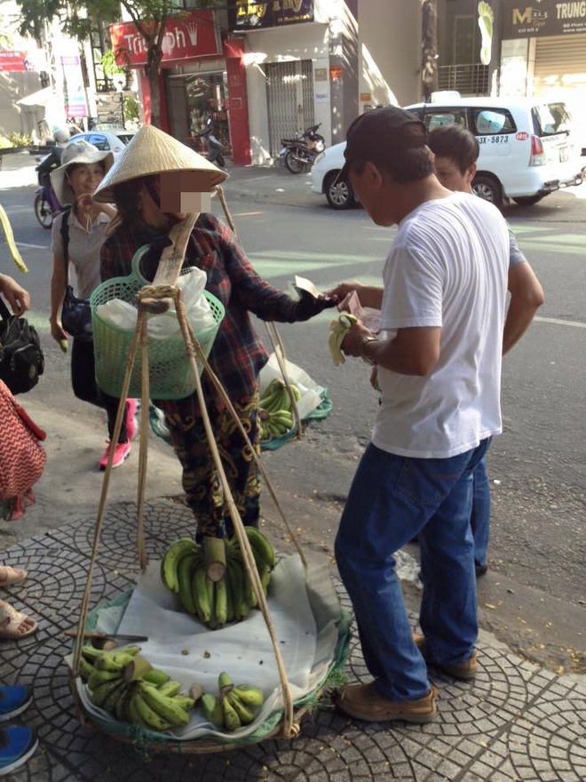 Khách TQ ngang ngược với chị bán chuối - PGĐ Sở Du lịch nói gì? - Ảnh 1.