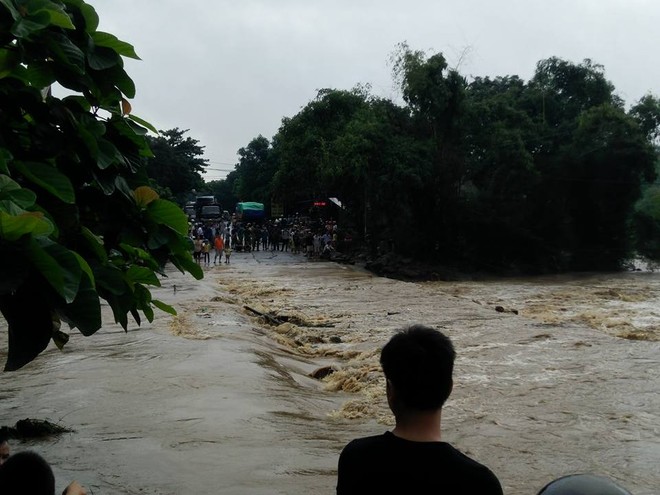 Những hình ảnh và clip khủng khiếp do mưa lũ ở Lào Cai - Ảnh 6.