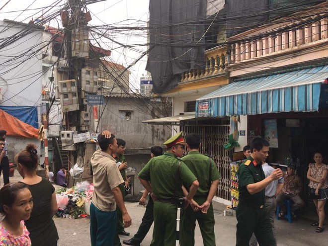 Hà Nội: Bàng hoàng phát hiện vật thể nghi là mìn trước cửa nhà - Ảnh 1.