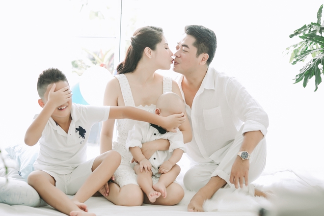 Con trai Kiwi Ngô Mai Trang che mặt khi thấy bố mẹ hôn nhau - Ảnh 5.