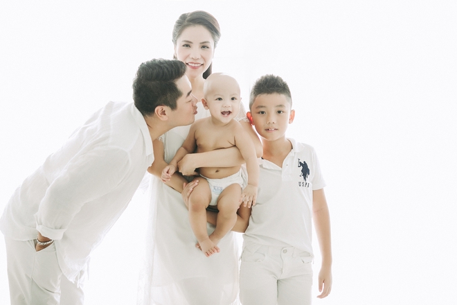 Con trai Kiwi Ngô Mai Trang che mặt khi thấy bố mẹ hôn nhau - Ảnh 4.