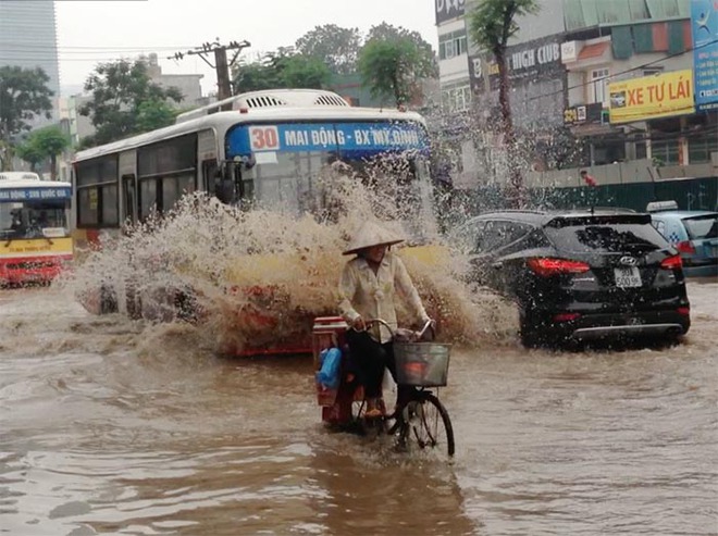 Những kiểu đi xe không biết vội gì vào ngày mưa - Ảnh 2.