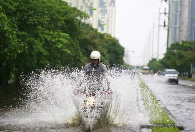 Những kiểu đi xe không biết vội gì vào ngày mưa - Ảnh 5.