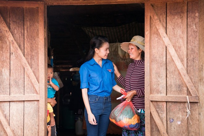 Ngủ nhờ nhà dân 1 đêm, người đẹp Hoa hậu VN quay trở lại trả ơn - Ảnh 2.