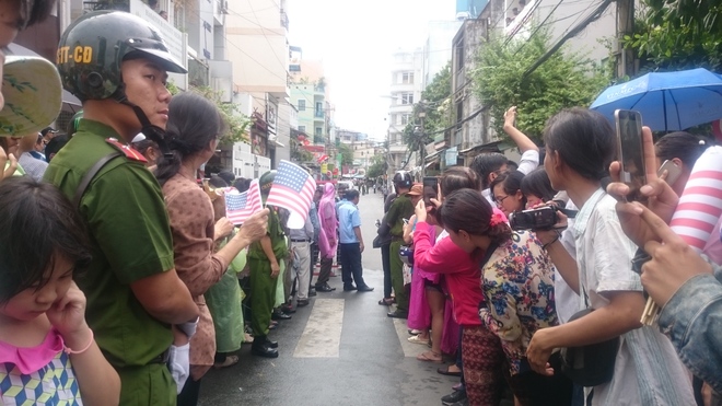 Người dân TP HCM hào hứng chào đón đoàn xe TT Mỹ Obama - Ảnh 16.