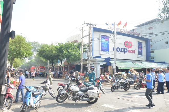 Cháy siêu thị ở Sài Gòn, hàng chục tiểu thương ôm hàng tháo chạy - Ảnh 3.