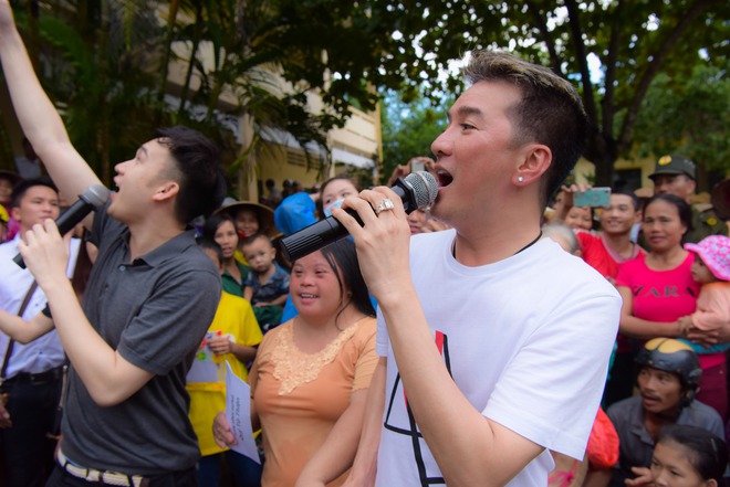 Mr Đàm: Sáng đến vùng lũ, tối về hát từ thiện ủng hộ miền Trung - Ảnh 3.