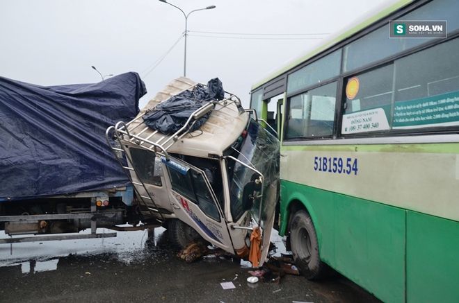 Xe tải tông xe buýt, hành khách la hét thất thanh tìm lối thoát - Ảnh 1.