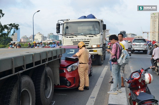 Tai nạn liên hoàn khiến đường vào trung tâm TP.HCM tắc hàng km - Ảnh 2.