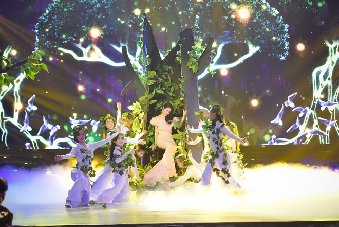 Hành động gây xôn xao của Tuấn Hưng khi hát tại Hoa hậu Việt Nam - Ảnh 6.