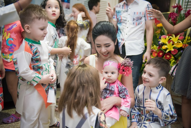 Dàn mẫu nhí ngoại quốc siêu dễ thương vây quanh Hoa hậu Ngọc Hân - Ảnh 6.