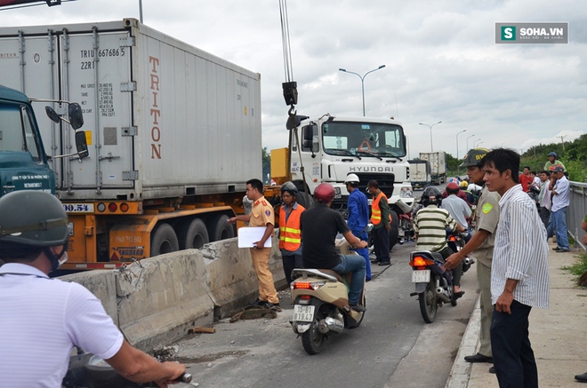 Xe container vắt ngang trên cầu Phú Mỹ, giao thông tê liệt  - Ảnh 5.