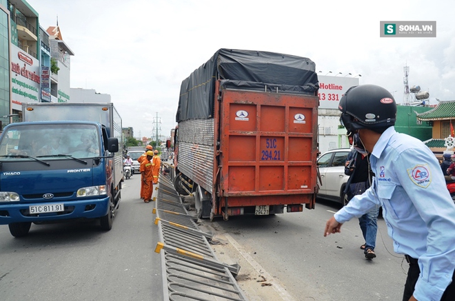 Xe tải nổ bánh trên cầu vượt, tông văng dải phân cách ở TP.HCM - Ảnh 1.