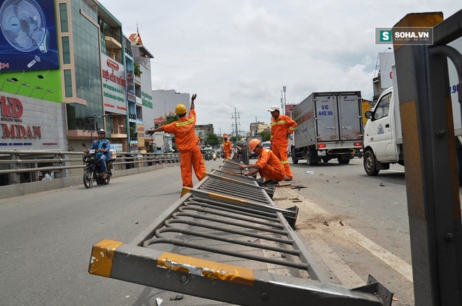 Xe tải nổ bánh trên cầu vượt, tông văng dải phân cách ở TP.HCM - Ảnh 3.