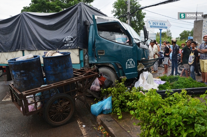 Xe tải lao qua dải phân cách cuốn xe máy vào gầm, 1 người tử vong - Ảnh 1.