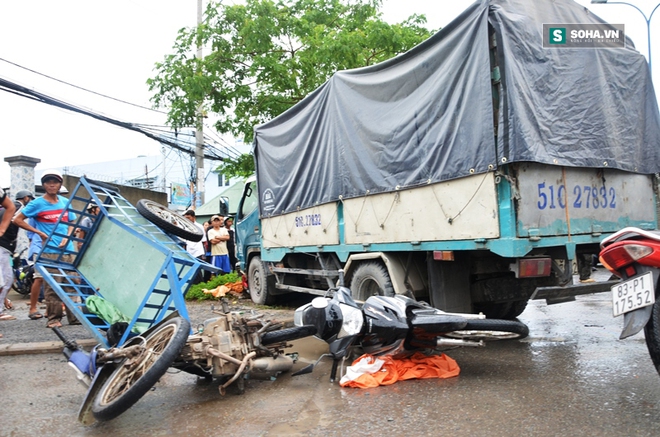 Xe tải lao qua dải phân cách cuốn xe máy vào gầm, 1 người tử vong - Ảnh 4.