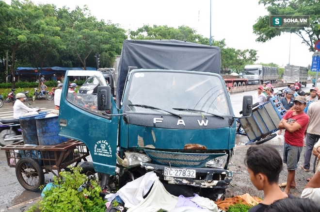 Xe tải lao qua dải phân cách cuốn xe máy vào gầm, 1 người tử vong - Ảnh 2.