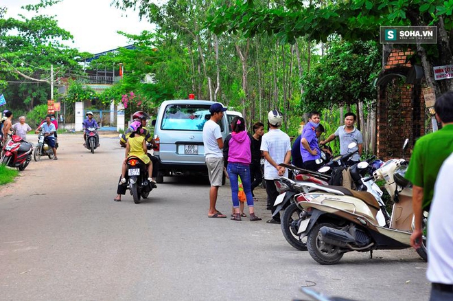 Phát hiện xác nam thanh niên trương phình cạnh xe gắn máy - Ảnh 1.