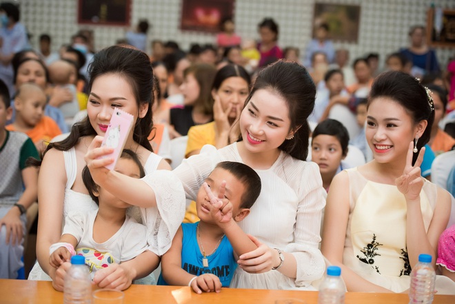 Hoa hậu Mỹ Linh diện váy trắng muốt, mỏng manh như chị Hằng - Ảnh 5.