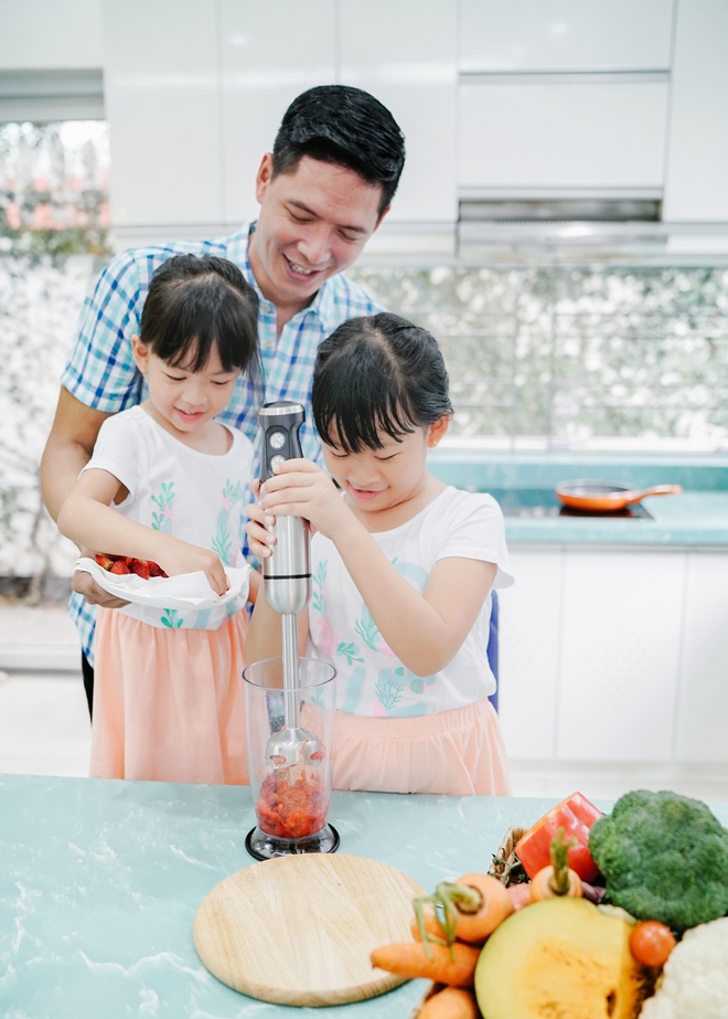 Vợ vắng nhà, Bình Minh dạy 2 con nấu ăn - Ảnh 2.