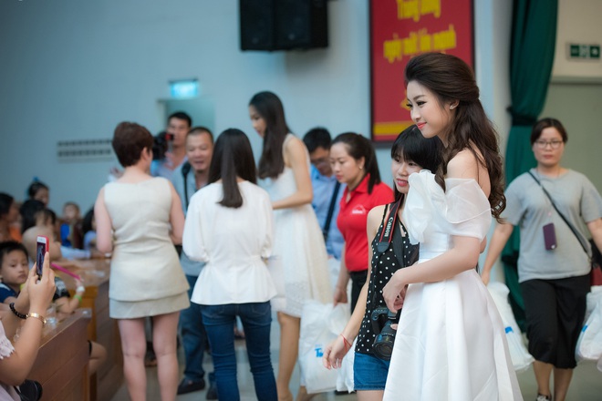 Hoa hậu Mỹ Linh diện váy trắng muốt, mỏng manh như chị Hằng - Ảnh 1.