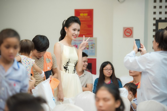 Hoa hậu Mỹ Linh diện váy trắng muốt, mỏng manh như chị Hằng - Ảnh 4.