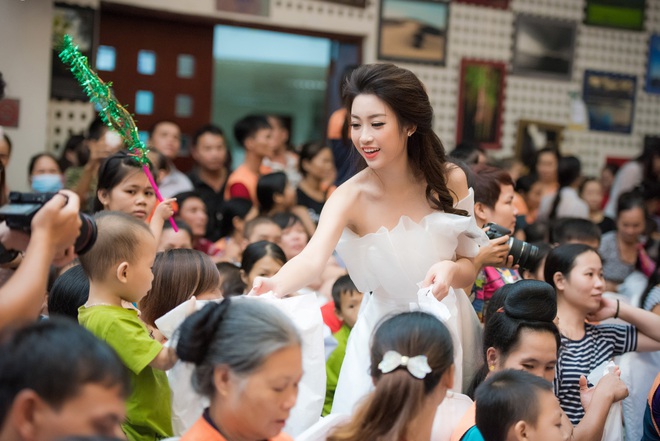 Hoa hậu Mỹ Linh diện váy trắng muốt, mỏng manh như chị Hằng - Ảnh 2.