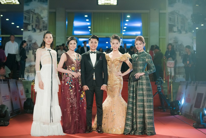 Cô gái học giỏi nhất Hoa hậu Việt Nam 2016 quyến rũ với váy đuôi cá - Ảnh 1.