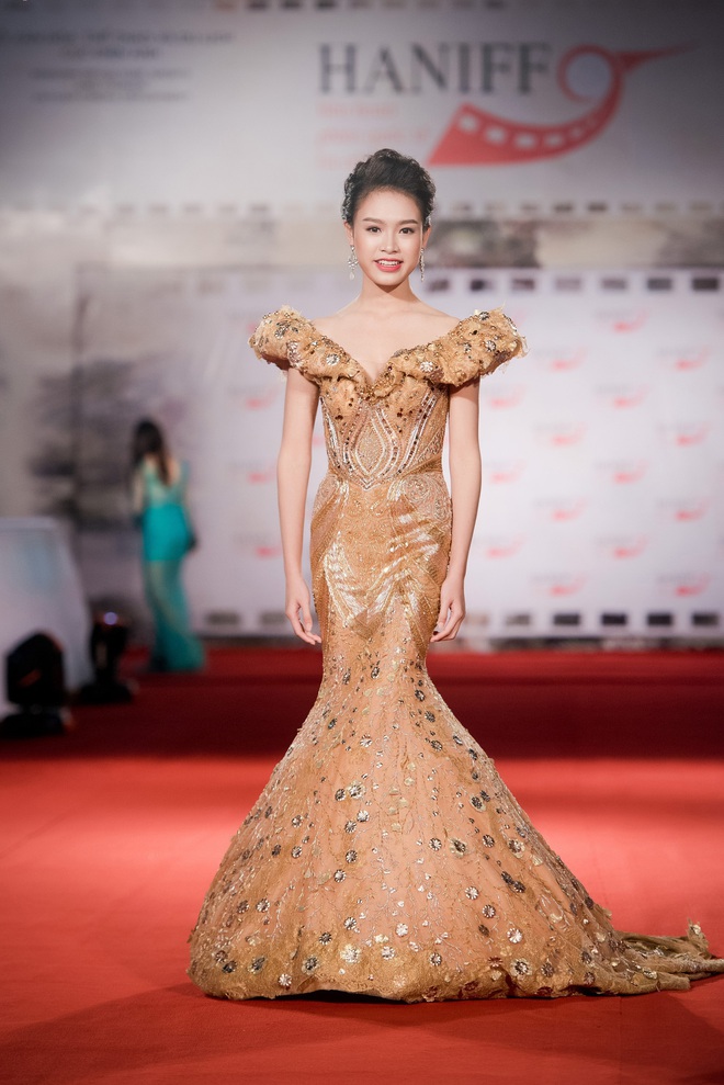 Cô gái học giỏi nhất Hoa hậu Việt Nam 2016 quyến rũ với váy đuôi cá - Ảnh 7.