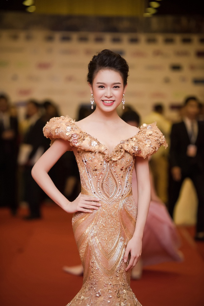 Cô gái học giỏi nhất Hoa hậu Việt Nam 2016 quyến rũ với váy đuôi cá - Ảnh 8.