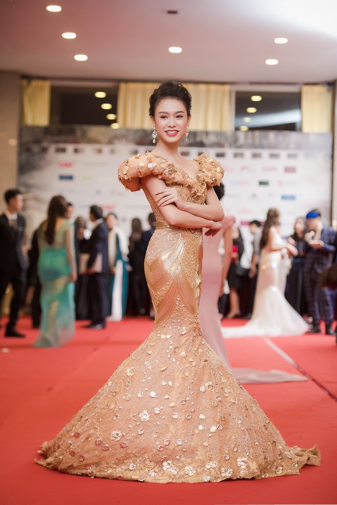 Cô gái học giỏi nhất Hoa hậu Việt Nam 2016 quyến rũ với váy đuôi cá - Ảnh 9.