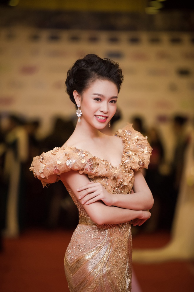 Cô gái học giỏi nhất Hoa hậu Việt Nam 2016 quyến rũ với váy đuôi cá - Ảnh 10.