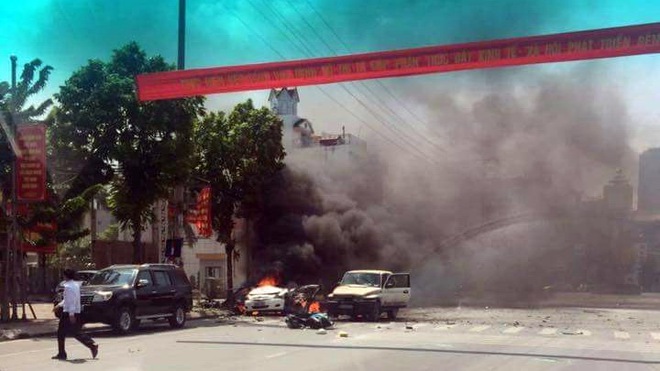 [NÓNG]  Xe taxi nổ như bom ở Cẩm Phả, 2 người chết - Ảnh 1.