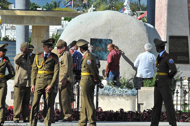 Hình ảnh ngôi mộ rất giản dị của Lãnh tụ Cuba Fidel Castro - Ảnh 2.