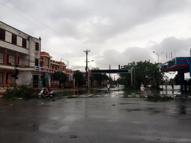 Cảnh tượng tan hoang tại Nam Định sau khi bão số 1 càn quét - Ảnh 4.