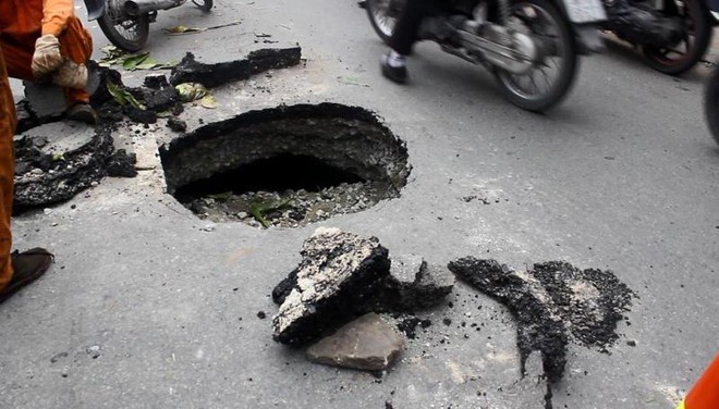 Xuất hiện hố tử thần sâu gần 1m giữa đường phố Sài Gòn - Ảnh 2.