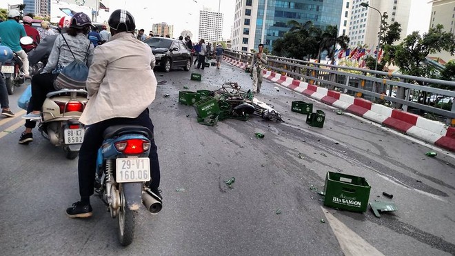 Xe Toyota tông hàng loạt xe máy trên cầu vượt Nguyễn Chí Thanh - Ảnh 2.