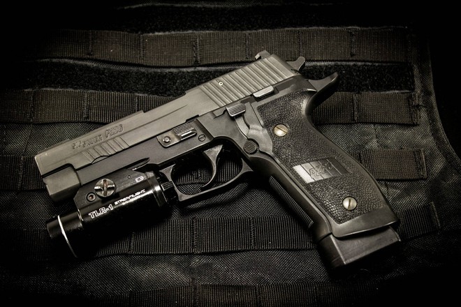 SIG SAUER P226 - Dòng súng ngắn được ưa chuộng hàng đầu thế giới - Ảnh 2.