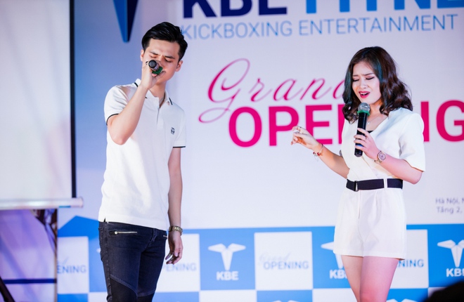 Dương Hoàng Yến và bạn trai hát sung tại sự kiện - Ảnh 7.
