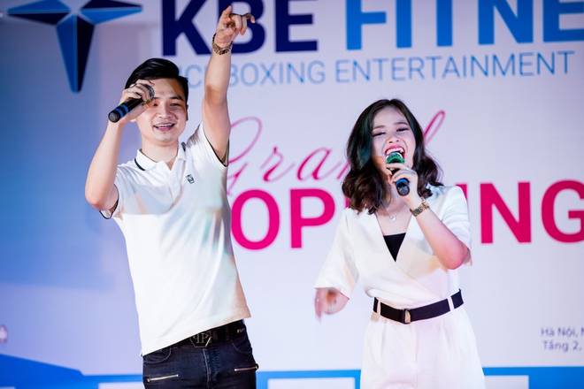 Dương Hoàng Yến và bạn trai hát sung tại sự kiện - Ảnh 8.