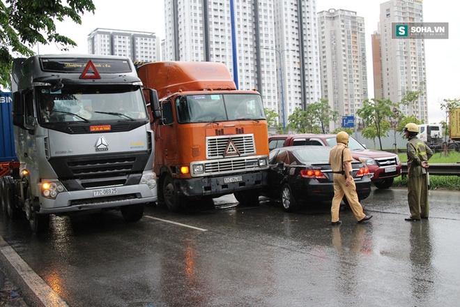 Va chạm giao thông, cửa ngõ phía Đông TP HCM ùn ứ nhiều giờ - Ảnh 2.