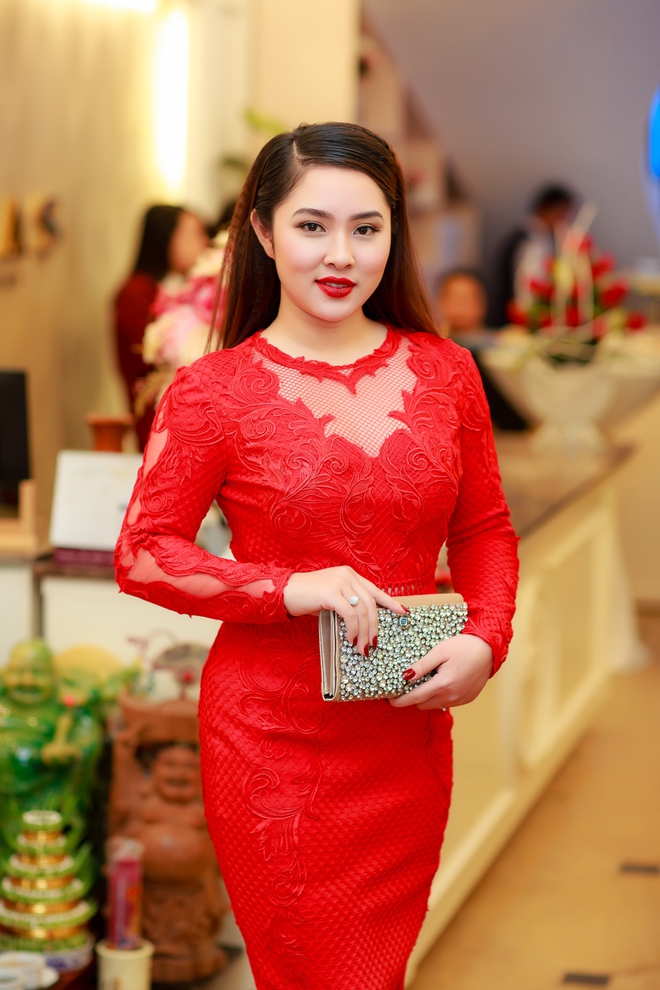 Hoa hậu Ngọc Hân vai trần gợi cảm trong ngày lạnh - Ảnh 7.