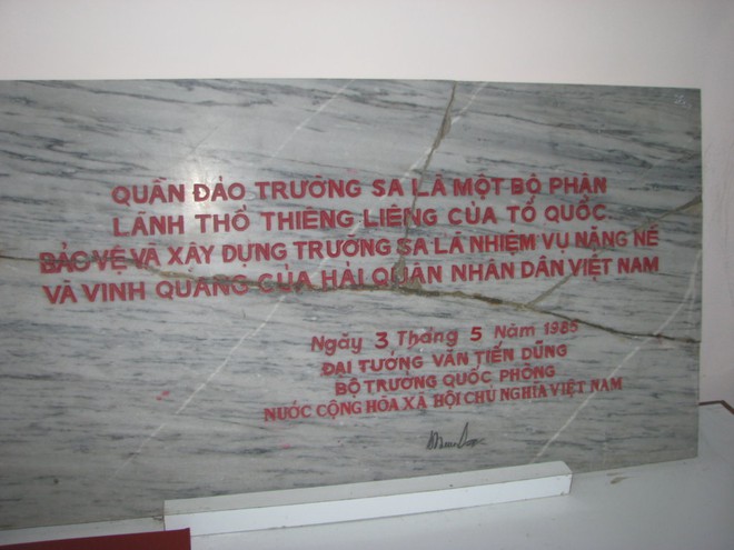 Lao lên đảo Đá Lớn: Tàu 701 anh hùng dựng cột mốc chủ quyền Việt Nam ở Trường Sa - Ảnh 2.