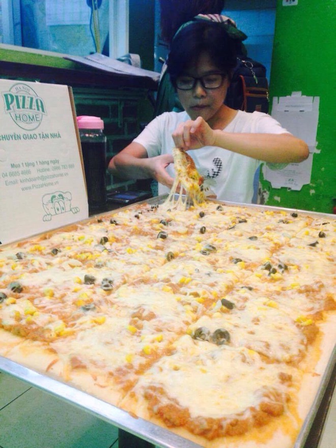 Ăn hết bánh pizza khổng lồ, thưởng 5 triệu đồng - Ảnh 1.