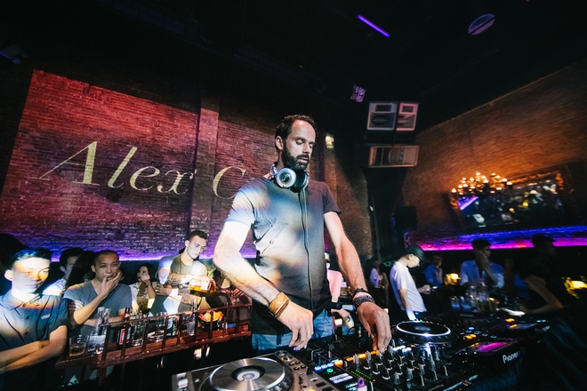 Phấn khích trước màn diễn của DJ Hà Lan Alex Cruz tại Hà Nội - Ảnh 1.