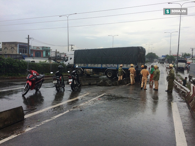 Xe tải chắn ngang đường, giao thông cầu vượt Bình Phước tê liệt - Ảnh 2.